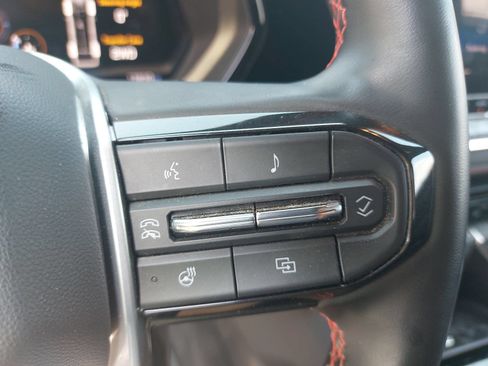 Used 2025 Chevrolet Colorado Z71 w/ Technology Package AWD/4WD image 17