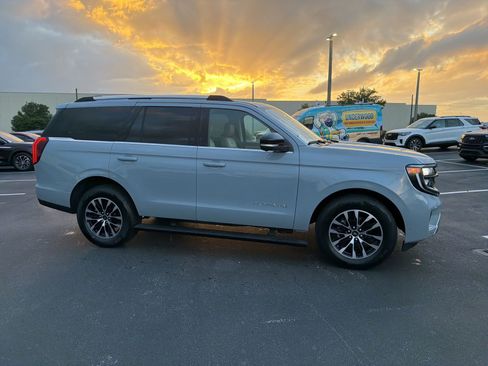 Used 2025 Ford Expedition Platinum image 3