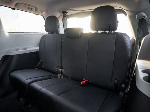 Used 2016 Toyota Sienna SE Premium image 31