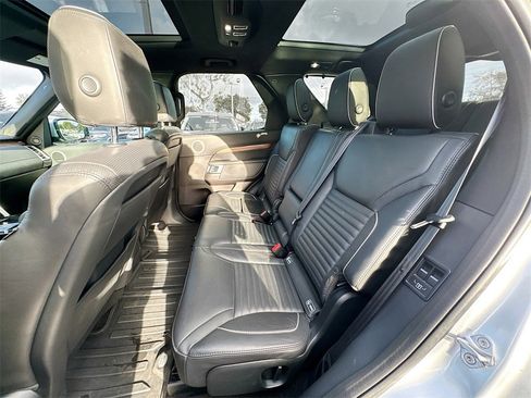 Used 2018 Land Rover Discovery HSE image 27