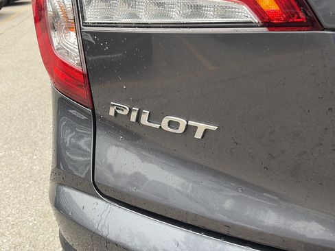 Used 2021 Honda Pilot Touring image 11