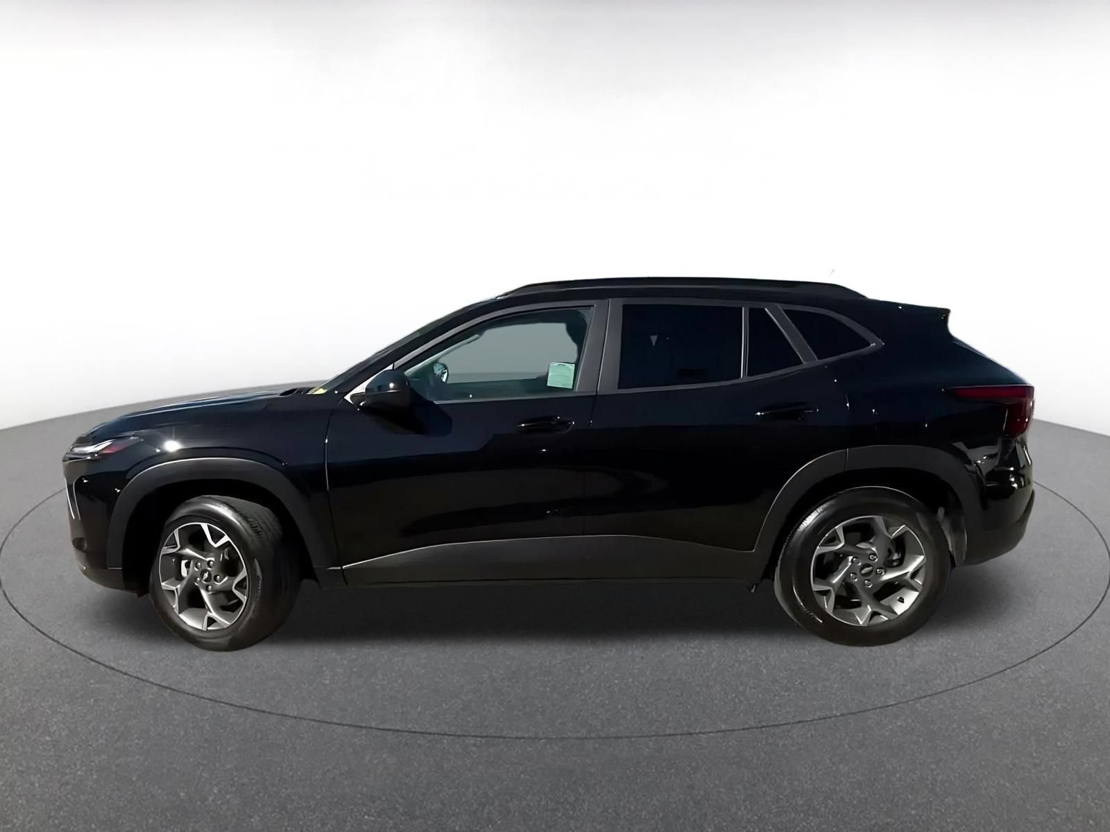 Used 2025 Chevrolet Trax LT w/ LT Convenience Package FWD image 8