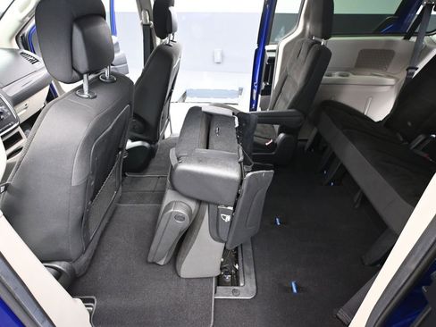 Used 2019 Dodge Grand Caravan SE w/ UConnect Hands-Free Group image 33