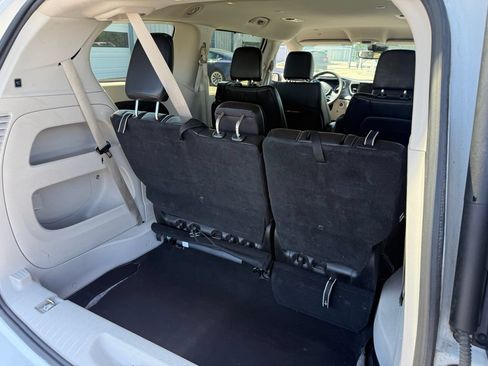 Used 2023 Chrysler Pacifica Touring-L FWD image 16
