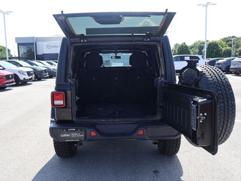 Used 2019 Jeep Wrangler Unlimited Sahara AWD/4WD image 15