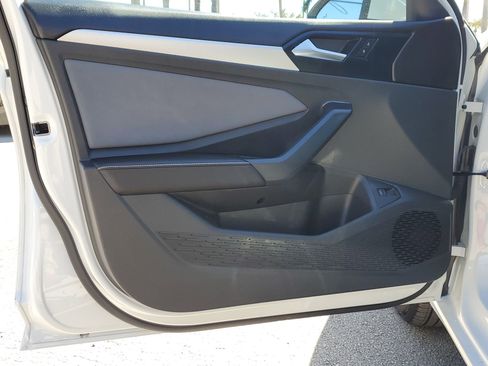 Used 2025 Volkswagen Jetta SE image 17