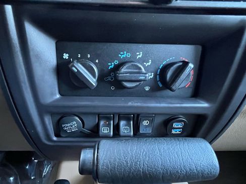 Used 2000 Jeep Cherokee Sport image 16