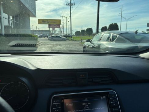 Used 2025 Nissan Versa SV image 17