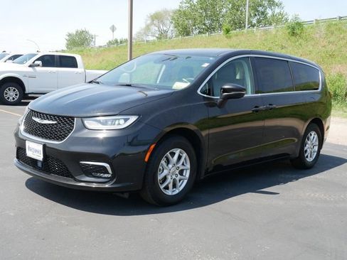 Used 2023 Chrysler Pacifica Touring-L FWD image 2