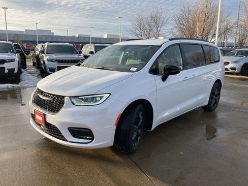 New 2026 Chrysler Pacifica Select w/ S Appearance Package FWD image 3