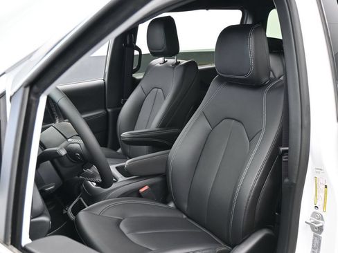 Used 2025 Chrysler Pacifica Select FWD image 10