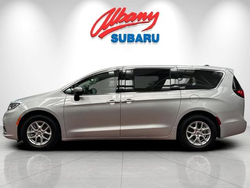 Used 2023 Chrysler Pacifica Touring-L FWD image 8
