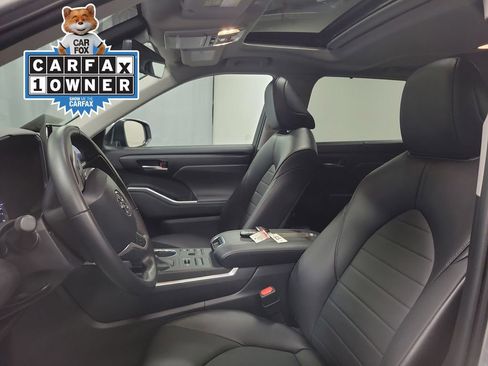 Used 2023 Toyota Highlander XLE image 12