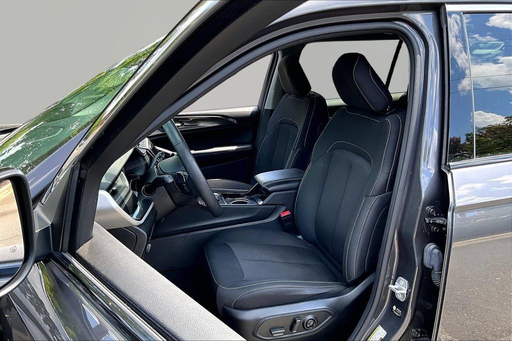 Used 2023 Jeep Grand Cherokee L Laredo AWD/4WD image 17