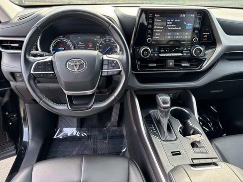 Used 2022 Toyota Highlander XLE image 18