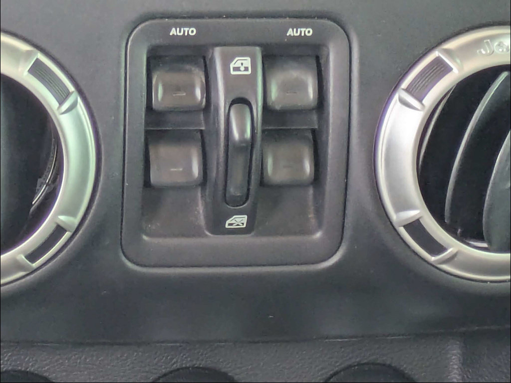 Used 2018 Jeep Wrangler Unlimited Sahara AWD/4WD image 21