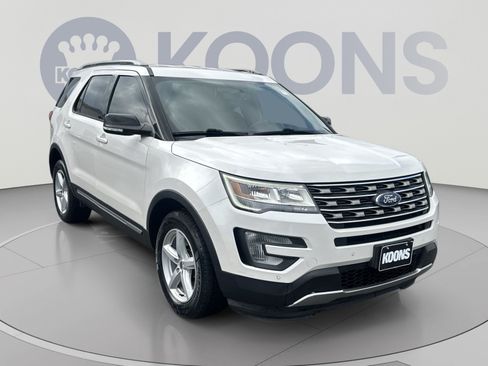 Used 2017 Ford Explorer XLT w/ Equipment Group 202A AWD/4WD image 2