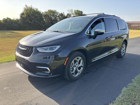 Used 2023 Chrysler Pacifica Limited FWD image 4