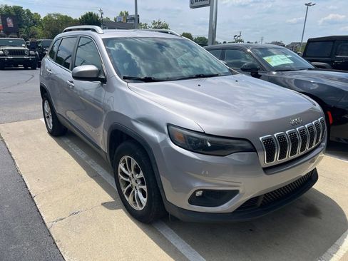 Used 2019 Jeep Cherokee Latitude Plus w/ Cold Weather Group AWD/4WD image 2