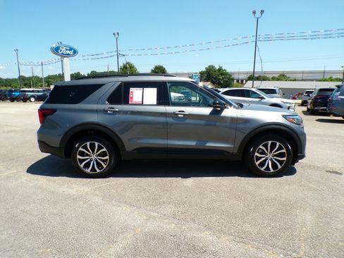 Used 2025 Ford Explorer ST-Line AWD/4WD image 7