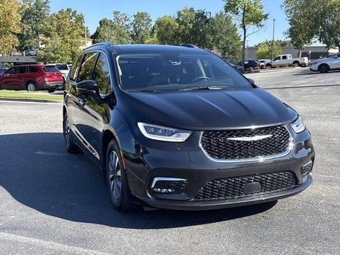 Used 2021 Chrysler Pacifica Touring-L FWD image 3