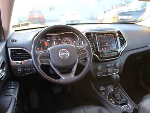 Used 2019 Jeep Cherokee Limited image 3