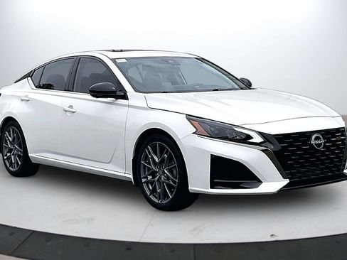 Used 2023 Nissan Altima 2.0 SR FWD image 2