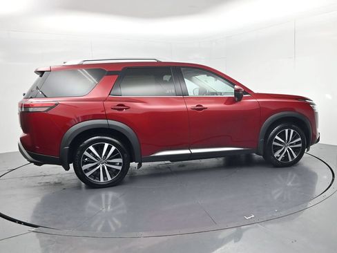 Used 2024 Nissan Pathfinder Platinum w/ Black Appearance Package AWD/4WD image 8