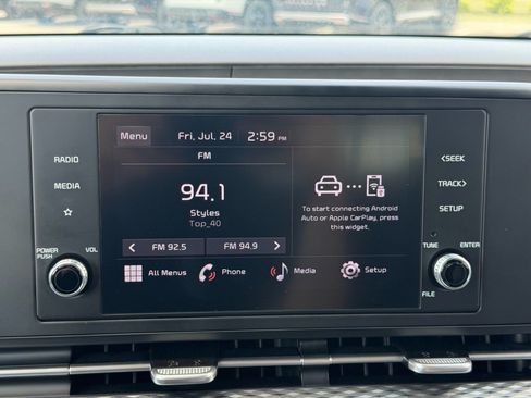 Used 2023 Kia Carnival LX FWD image 17