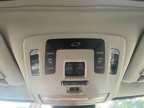 Used 2024 Toyota Sienna XLE FWD image 19