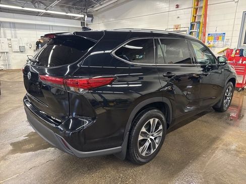 Used 2021 Toyota Highlander XLE image 6