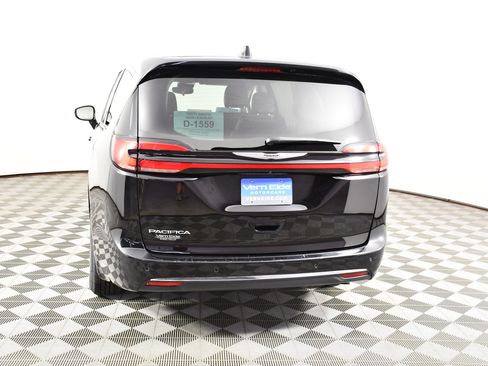 Used 2024 Chrysler Pacifica Touring-L FWD image 7