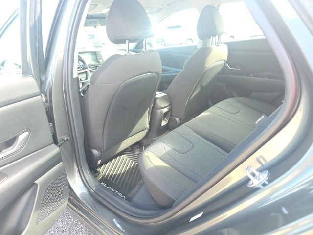 Used 2025 Hyundai Elantra SE FWD image 25
