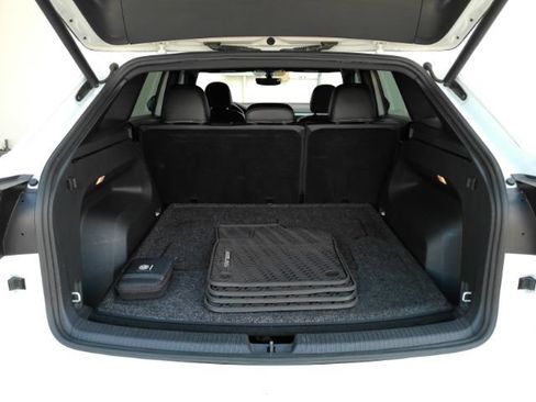 Used 2021 Volkswagen Atlas Cross Sport SE FWD image 24