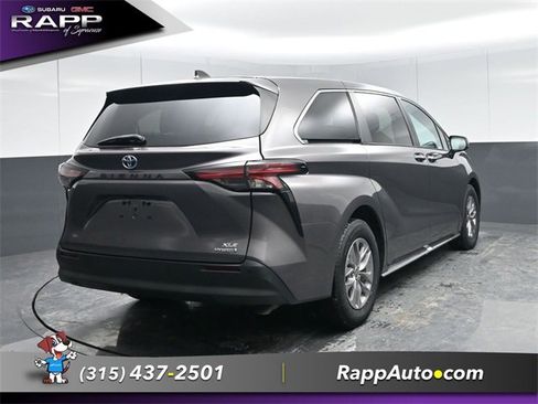 Used 2022 Toyota Sienna XLE image 25