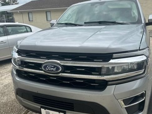 Used 2024 Ford Expedition Limited AWD/4WD image 3