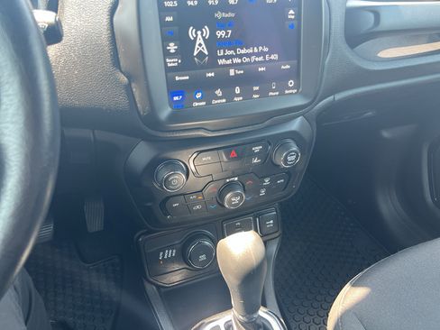 Used 2022 Jeep Renegade Altitude w/ Convenience Group AWD/4WD image 9