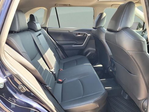 Used 2021 Toyota RAV4 XLE Premium image 19