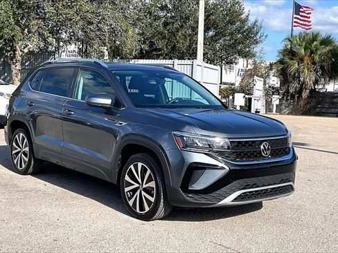 Certified 2022 Volkswagen Taos SE w/ Panoramic Sunroof Package image 2