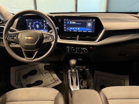 Used 2025 Chevrolet Trax LT FWD image 9