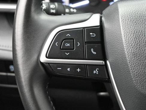Used 2024 Toyota Highlander XLE AWD/4WD image 6
