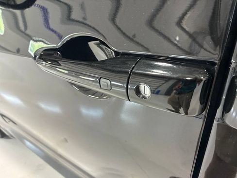 Used 2025 Chrysler Pacifica Limited FWD image 13