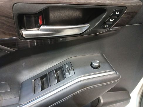 Used 2021 Toyota Highlander Limited image 15