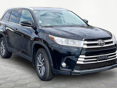 Used 2019 Toyota Highlander XLE image 3