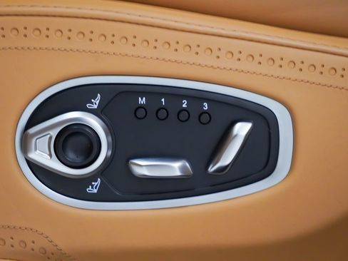 Used 2021 Aston Martin DBX image 24