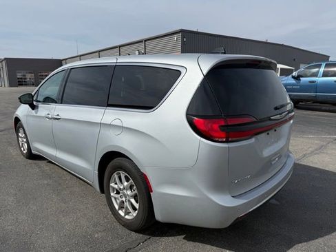 Used 2024 Chrysler Pacifica Touring-L image 6
