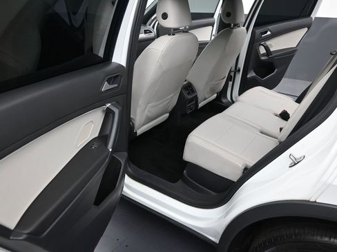 Used 2020 Volkswagen Tiguan SE R-Line image 18