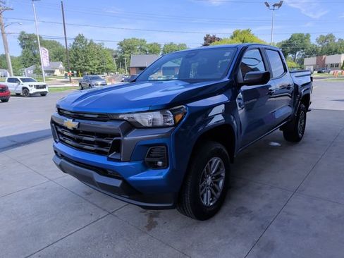Used 2023 Chevrolet Colorado LT w/ LT Convenience Package II AWD/4WD image 4