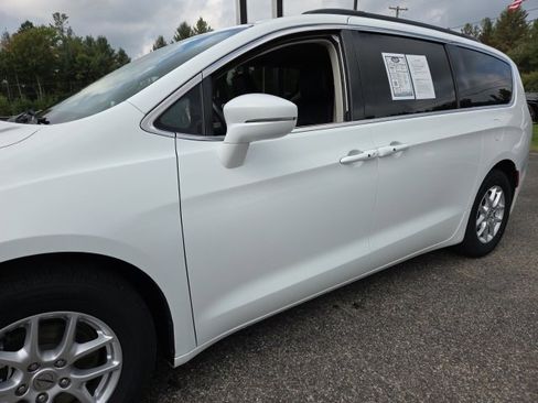 Used 2022 Chrysler Pacifica Touring-L image 29