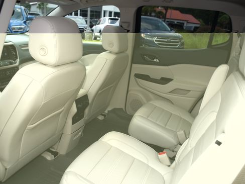 Used 2023 GMC Acadia Denali w/ Denali Technology Package FWD image 17